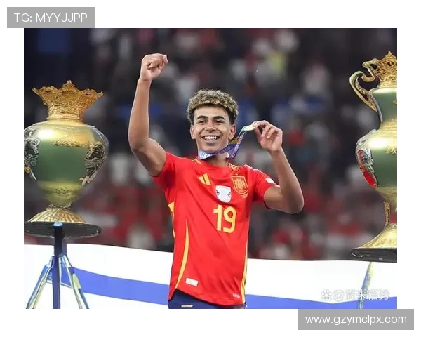 玻璃足球明星背后的故事与传奇成就揭秘